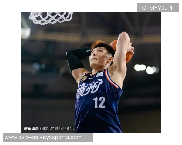 篮球明星化身流浪篮球选手展现街头风采与热血拼搏精神